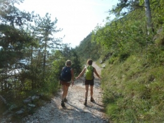  在加尔达湖上空行走